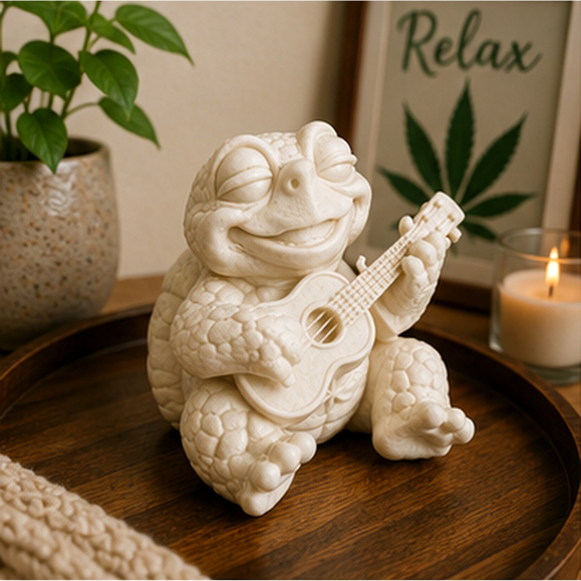 Weiße, unbemalte Shellax Schildkrötenfigur Ray mit Gitarre aus PLA+ als 3D-Druck-Deko zum Bemalen.