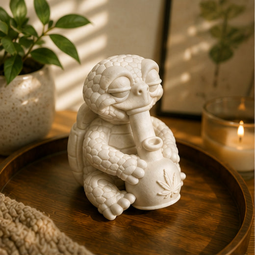 Weiße, unbemalte Shellax Schildkrötenfigur Marley als Alternative und Chill Deko zum Bemalen.