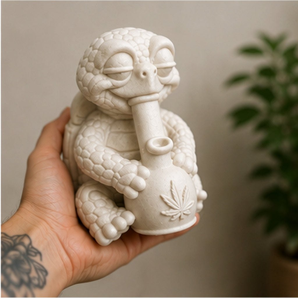 Shellax Schildkröte Marley in Händen als Größenvergleich für die unbemalte DIY-Figur.