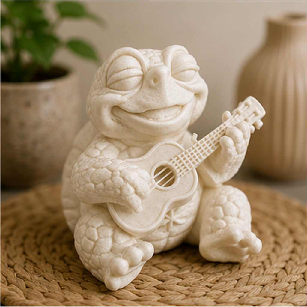 Shellax Schildkröte Ray in Händen als Größenvergleich für die unbemalte DIY-Figur.