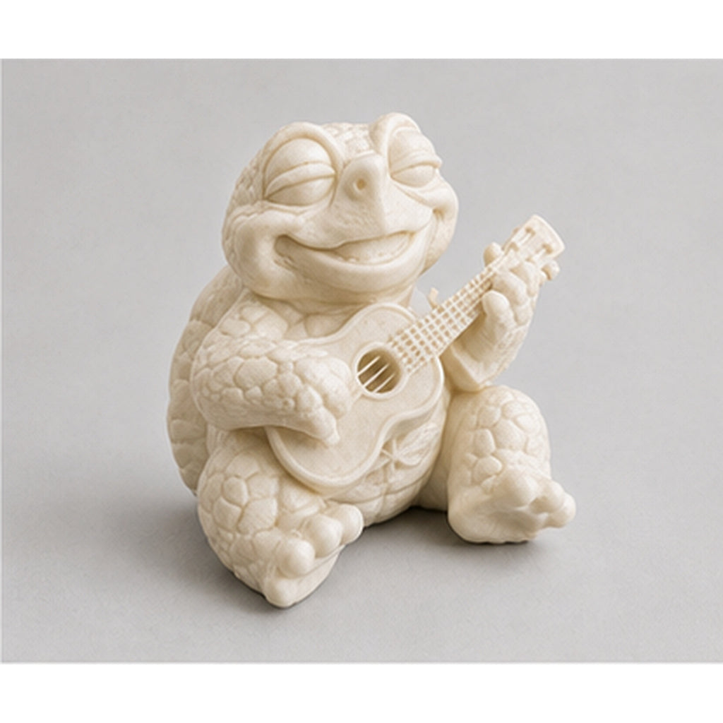Studioansicht der weißen Shellax Figur Ray aus PLA+ vor neutralem Hintergrund.