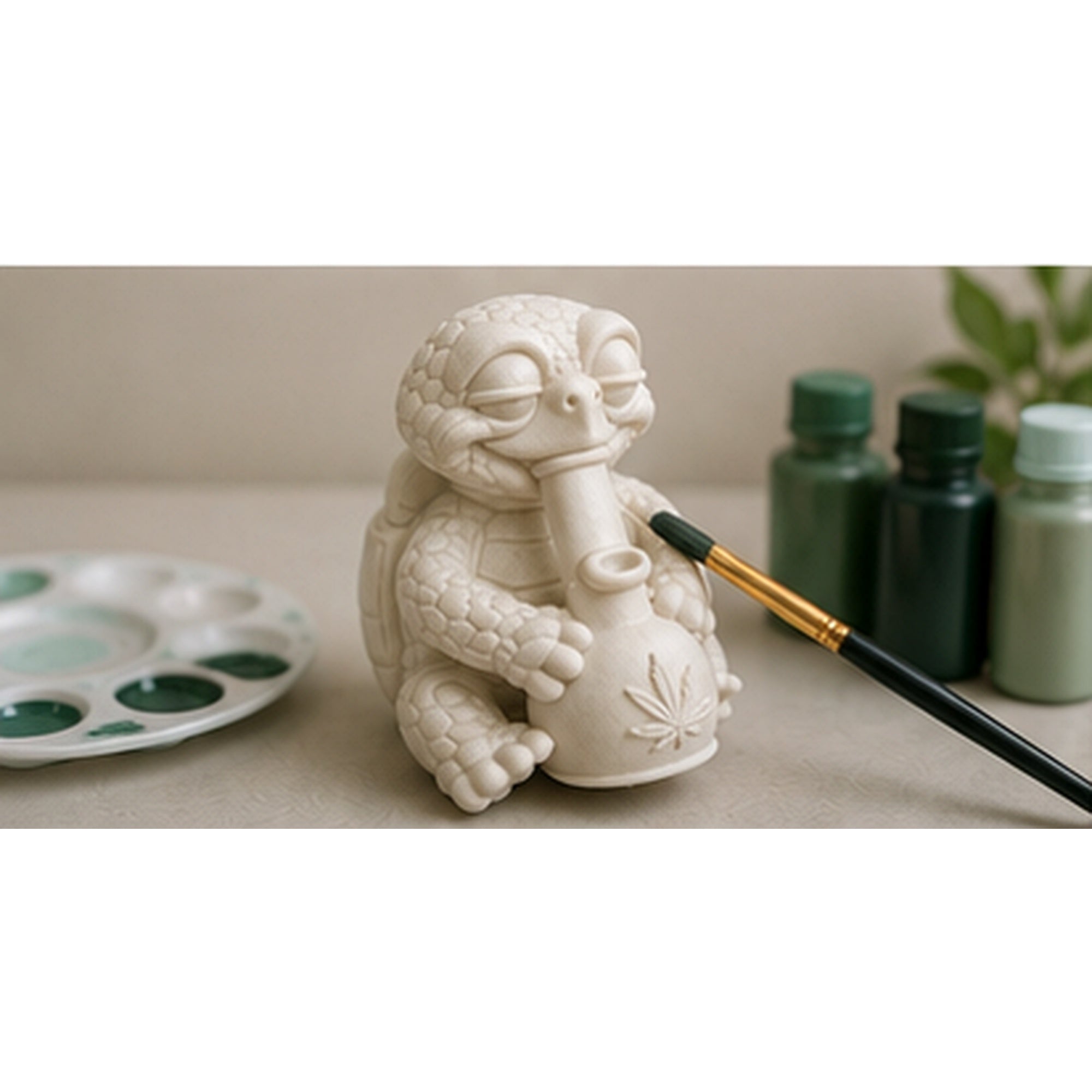 DIY-Szene mit Shellax Marley beim Bemalen mit Acrylfarben oder Acrylmarkern.